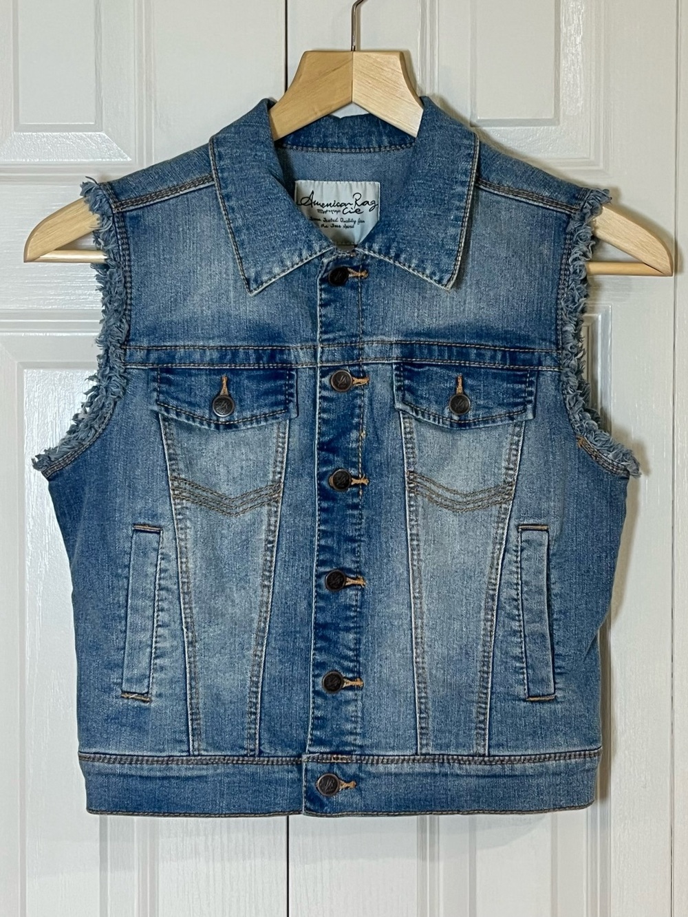 American Rag Cie
Womens Denim Vest Medium Wash Frayed Sleeveless Jacket Size
M